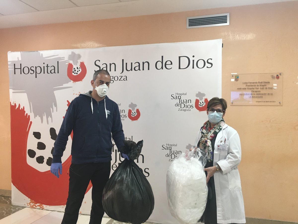 Impresionados por vuestras muestras de cariño y solidaridad. Acabamos de recibir 800 mascarillas de tela de <a href="/BacanalZgz/">Disfraces Bacanal</a> , con la ayuda de nuestros grandes amigos <a href="/Asc_SONRISAS/">ASOCIACION SONRISAS</a> y colaboración de un taxista solidario, José Luis Manteca. Sin palabras! Gracias.