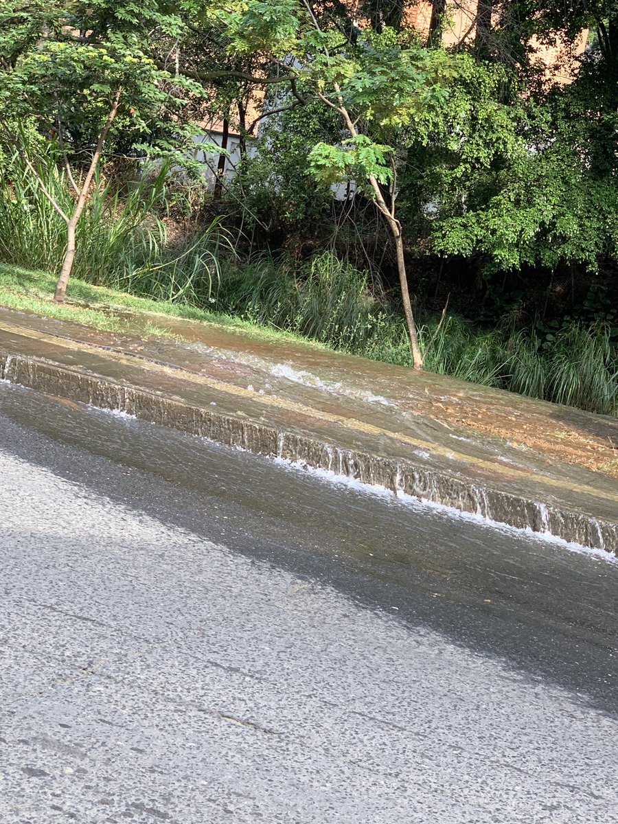 AndresParra44's tweet photo. @EMCALIoficial  daño en avenida Colombia bajando de la portada al mar sentido hacia el túnel mundialista https://t.co/ewwaDdpan7
