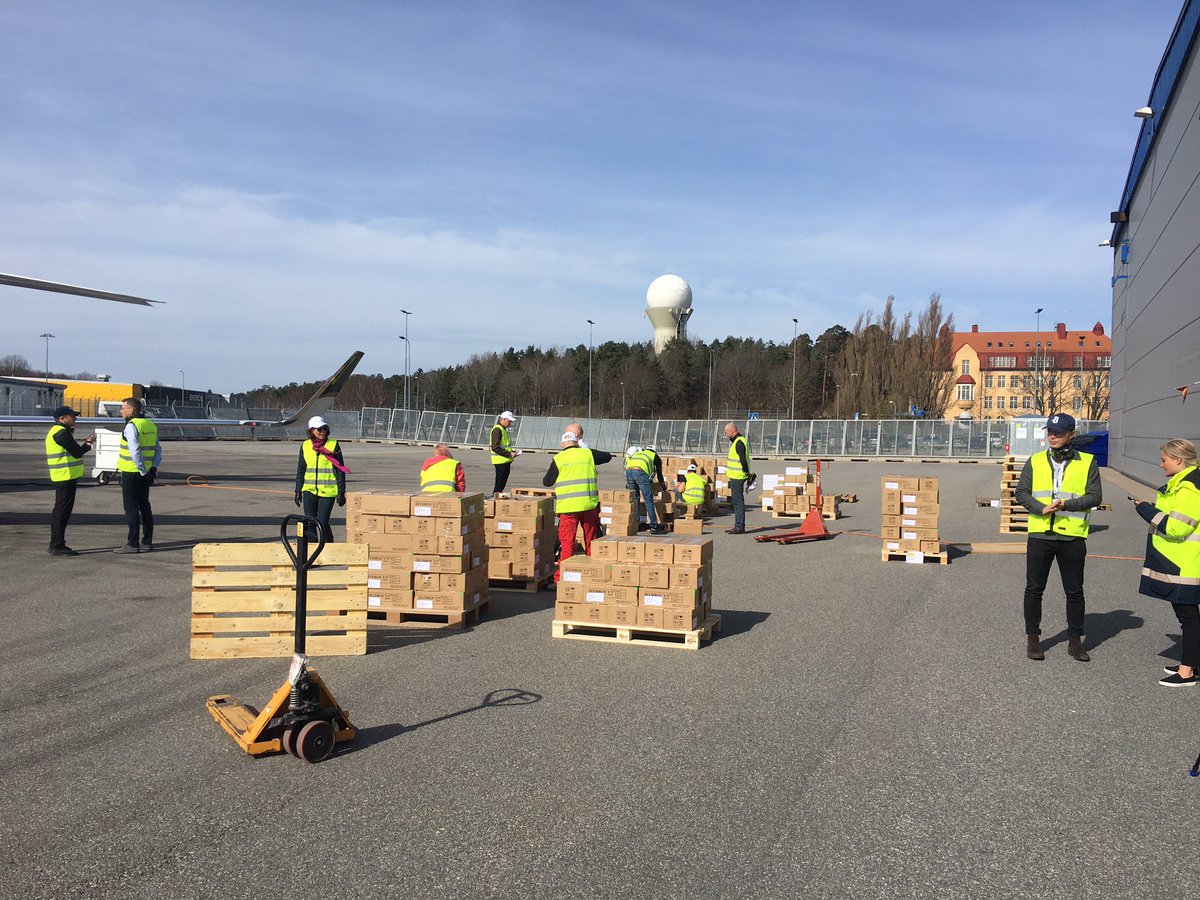 Christiankinch's tweet photo. Special delivery of Hydrocyn (against Covid -19) to the Police department in south of Sweden🇸🇪🇸🇪🇸🇪🙏 https://t.co/wfko7y6zXy