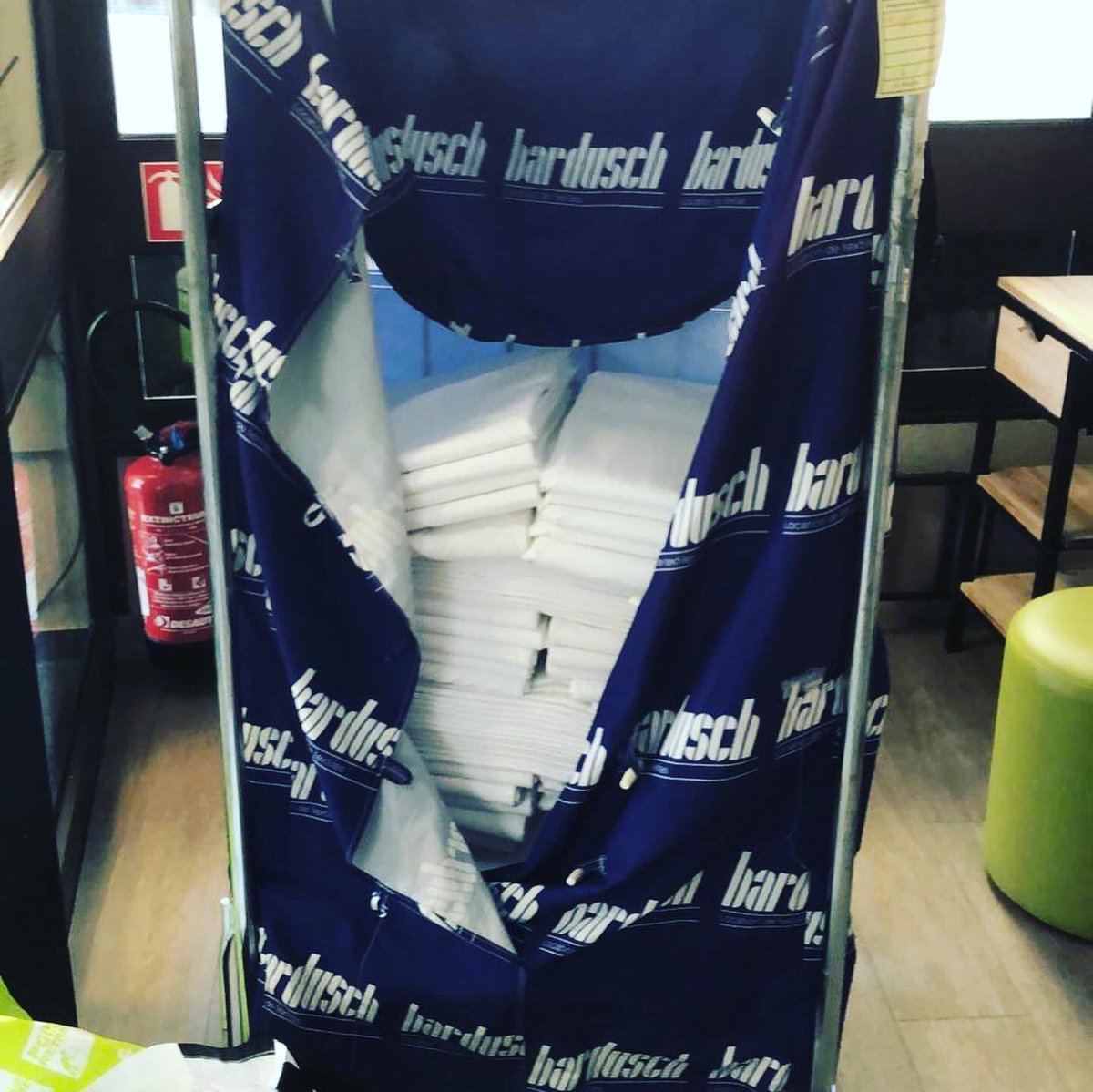 village_im's tweet photo. Un grand merci à  #IbisParisAlesiaMontparnasse pour ces draps ! Les voisines du #Paris14 sont ravies ❤️ Voici les premiers résultats 🥼😍
Les blouses seront bientôt livrés à 🏨 @GHPSJ https://t.co/NpzYANY73d