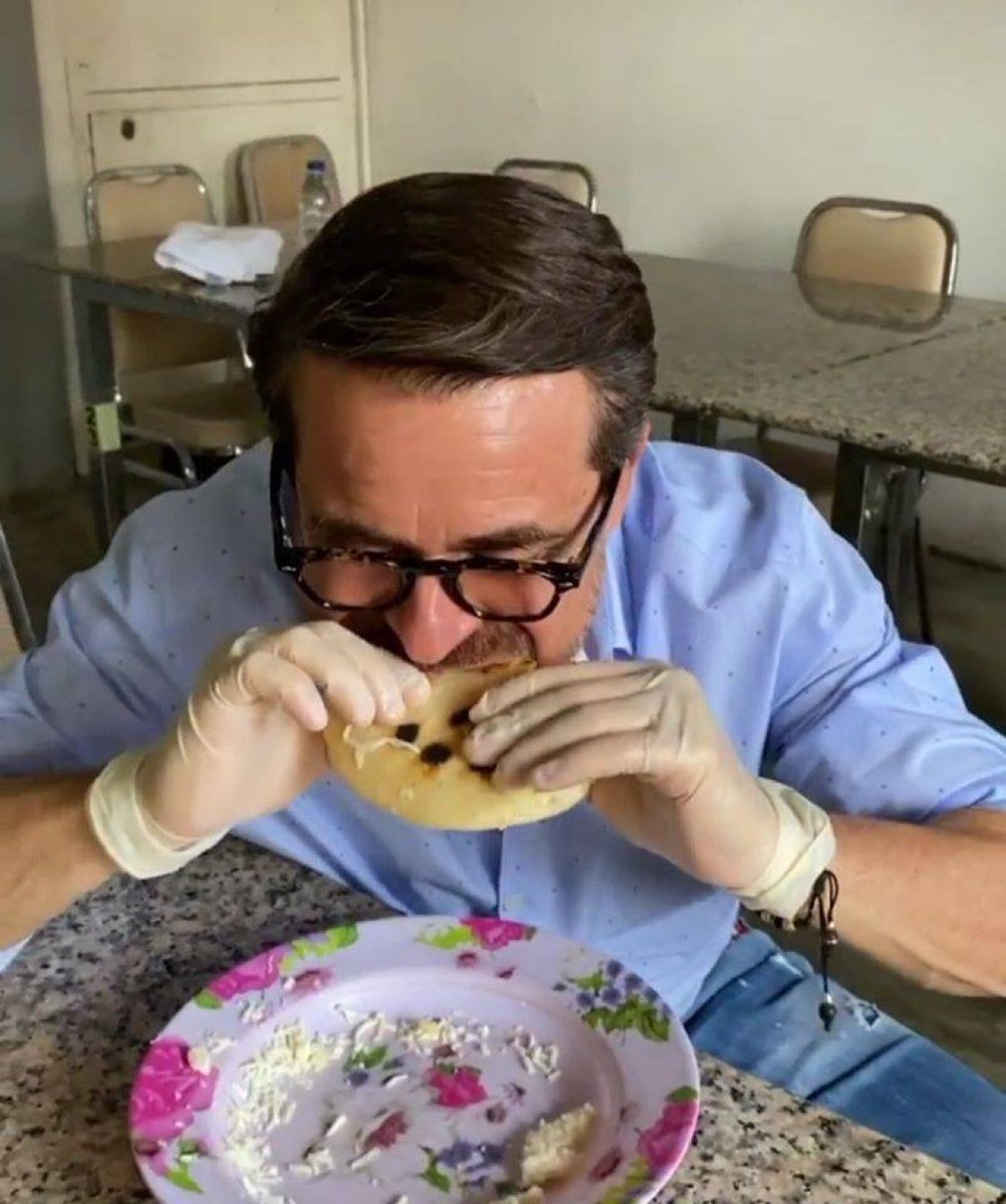 alexagomez2000's tweet photo. Chavistas, Maduristas y Lacavistas. Esto no se hace. No se debe comer con los guantes, porque si se ha estado en contacto con el virus, se van a contaminar. No lo hagan por uds, háganlo por sus hijos, que no tienen la culpa de que sus padres sigan a este tipo de gente . De nada https://t.co/W5Y2GNZ9zJ
