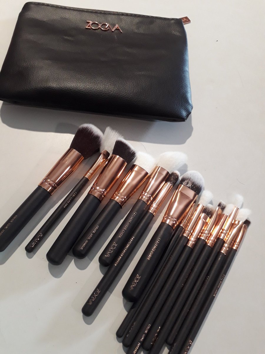 Hola vengo a presumir que mi novio me mandó UN SALAMIN GIGANTE y un bello set de brochas toy enamorada PERO UN SALAMIN GIGANTE ME CASO