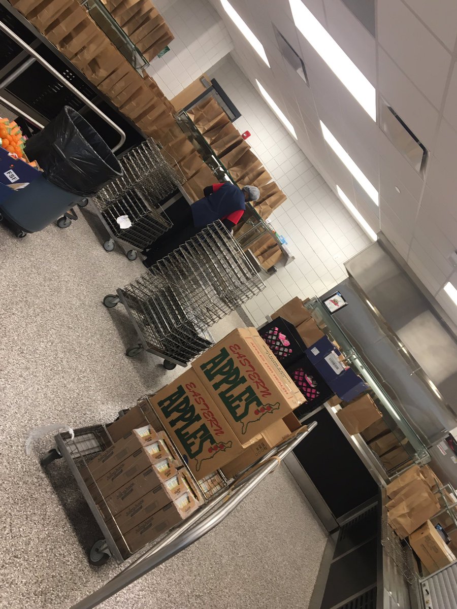 _silvergal's tweet image. Props to the Nutrition Center cafeteria workers prepping breakfast, lunch and dinner for Bpt Public School students #hardingstrong #thisisharding #hardingpride @Harding_High @vernonsthompson @agrasso751 @DanniePowell5 @MichaelTestani3