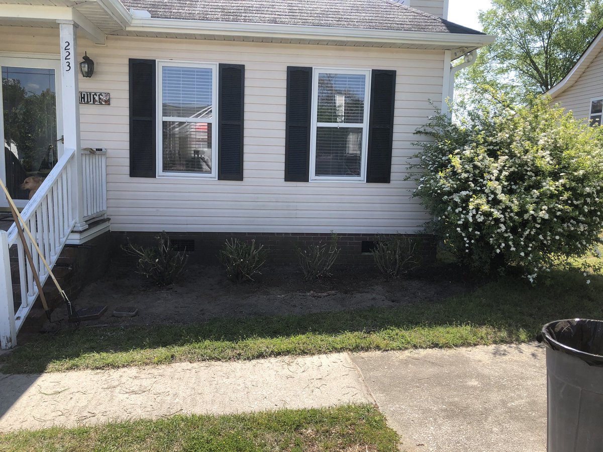 MrsHuff_LME's tweet photo. I’ve been work on my front flower beds. Here is a before and a couple during project pictures. The mulch isn’t down yet. https://t.co/SIALQyMRVI