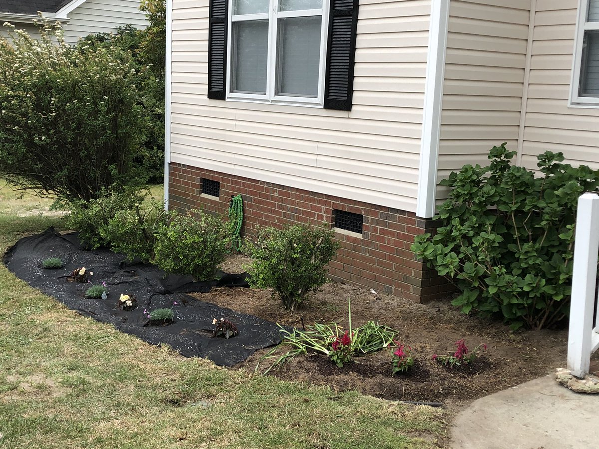 MrsHuff_LME's tweet photo. I’ve been work on my front flower beds. Here is a before and a couple during project pictures. The mulch isn’t down yet. https://t.co/SIALQyMRVI
