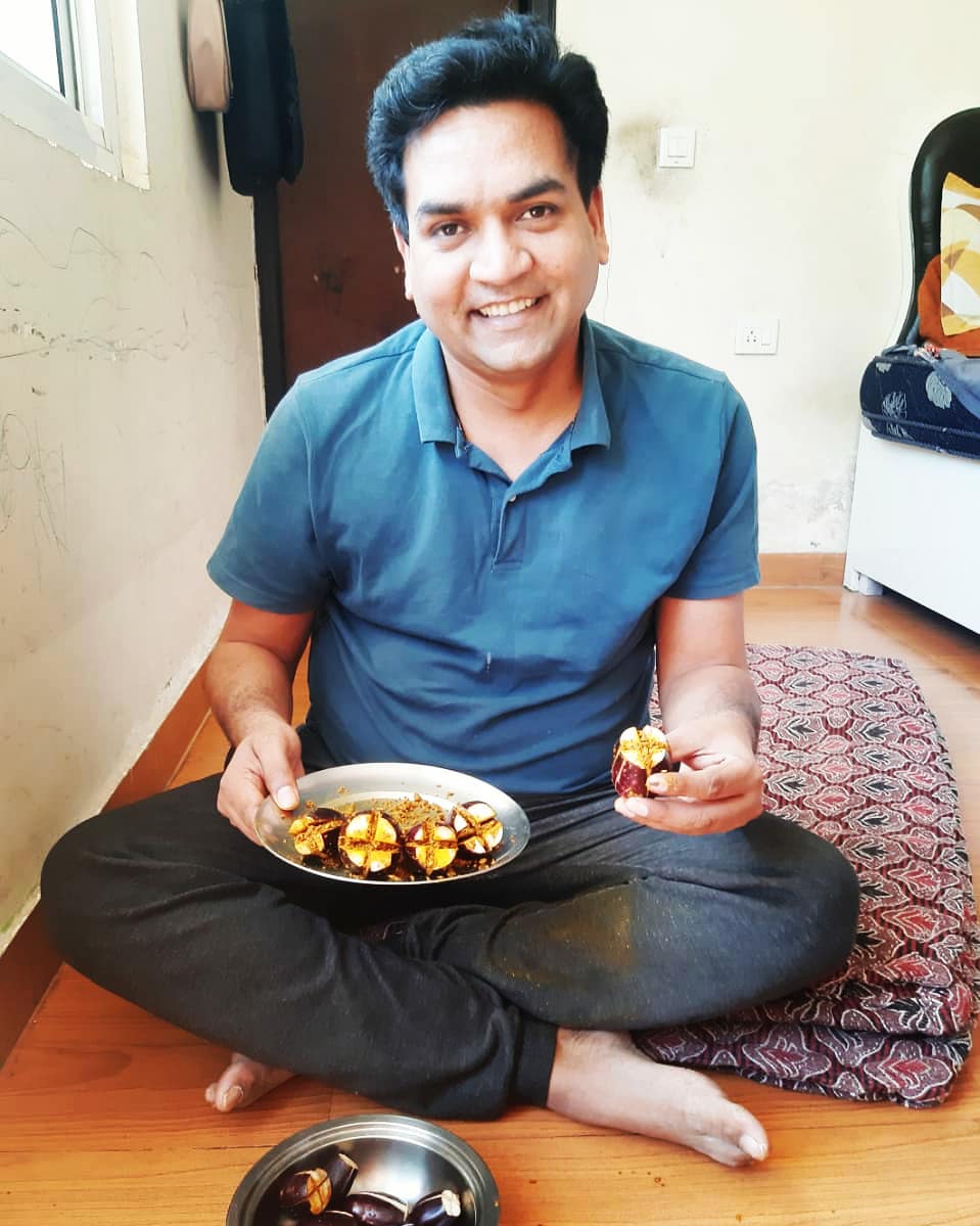 KapilMishra_IND's tweet photo. भरवा बैगन बनाने की तैयारी 
#cookinginquarantine https://t.co/IWV866two4