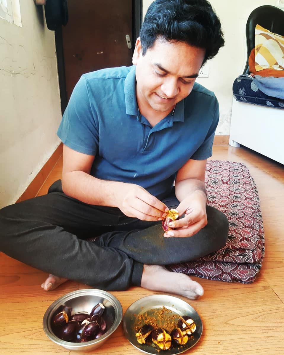 KapilMishra_IND's tweet photo. भरवा बैगन बनाने की तैयारी 
#cookinginquarantine https://t.co/IWV866two4