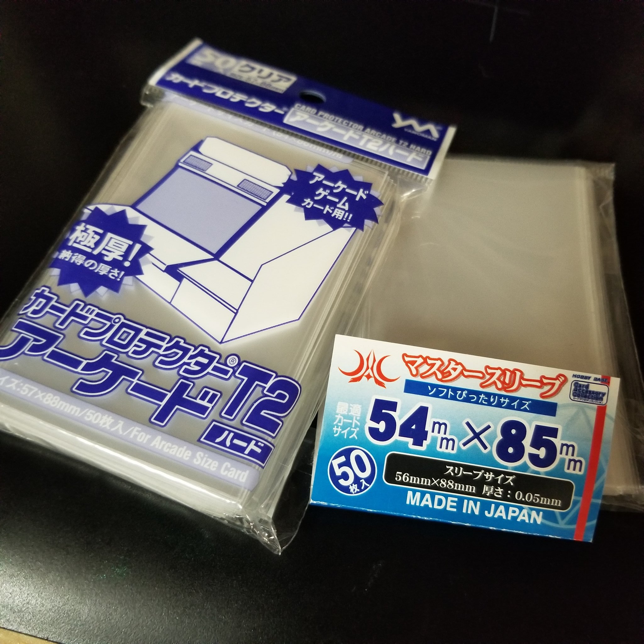 こまめ スリーブはハード派だからやのまんの厚手のほうも試しで買ってみたけど やっぱりオススメ通りこのリフィルにいれるならソフトタイプの方がよかった ハードだと入るけどキツキツで膨らむ感じ でもハードの安心感やっぱり強いから外に持ち運ぶ