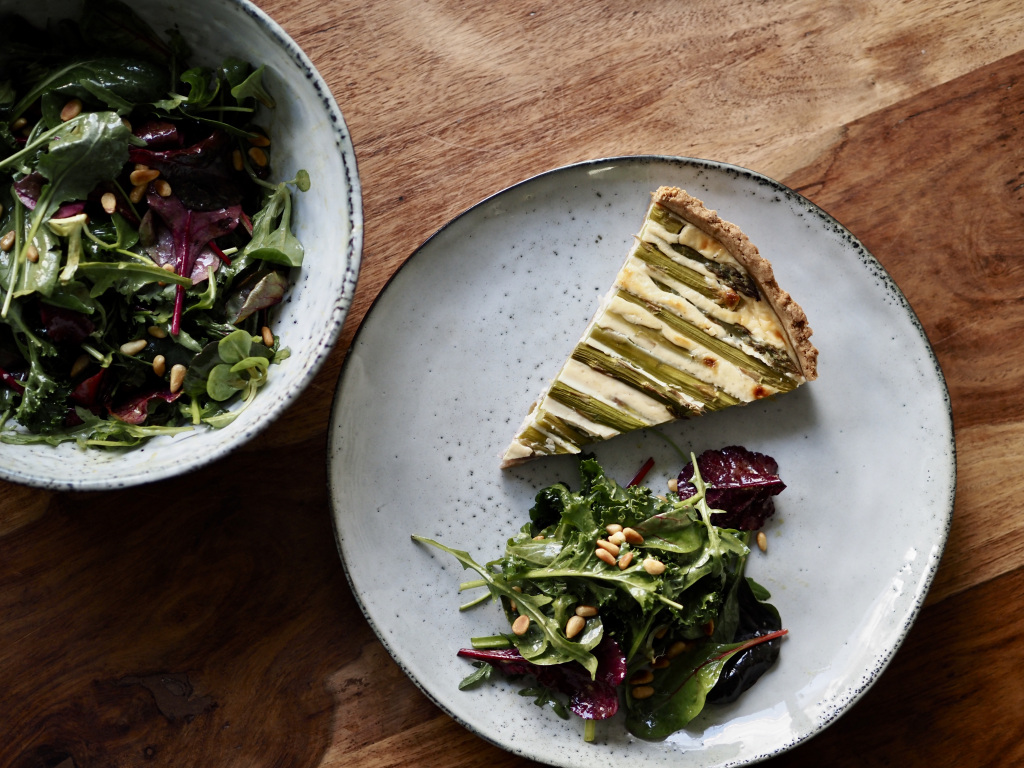 Spargelquiche mit Wildkräutersalat marymedeli.com/2020/04/08/spa…