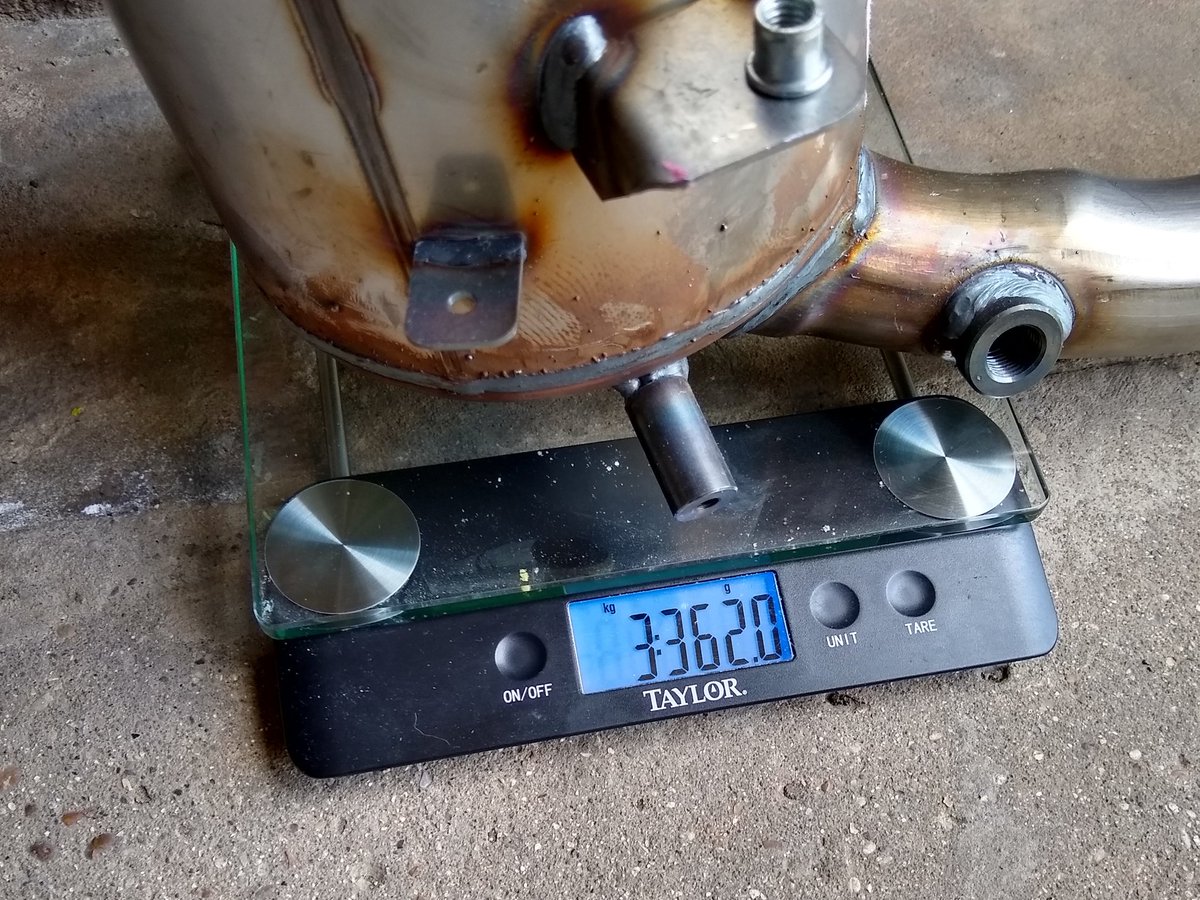 What causes a DPF failure is an accumulation of ash. You can determine that with a reading from the software, or a pressure test. Here& #39;s a very unscientific test, though: The new DPF weighs nearly 2kg *less* than the old one.(Yes, that& #39;s the kitchen scale. Don& #39;t tell my wife.)