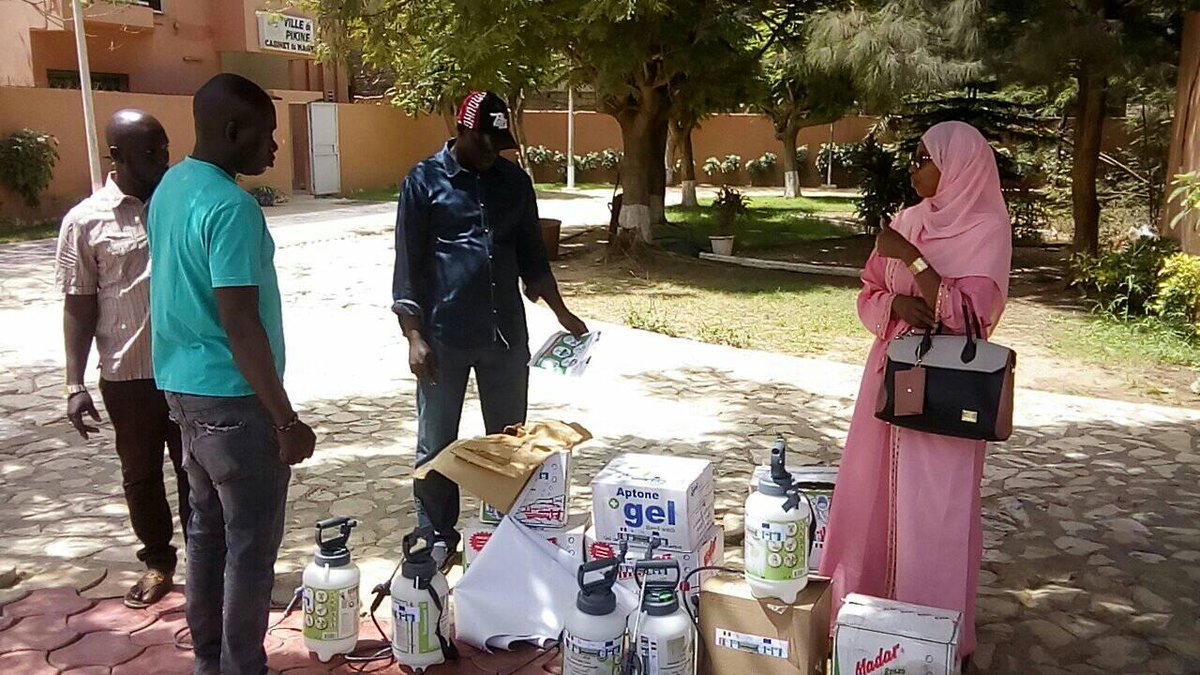 PicepPikine's tweet photo. Le projet @PicepPikine financé par @UEauSenegal dans le cadre de la @CoMOSSAfrica: remise lot de matériels dans le cadre de la lutte contre le COVID-19 à la ville de Pikine en présence de Madame Péne, directrice #DASSE
@AIMFrancophones @ICLEI https://t.co/0wxHf6NCaR