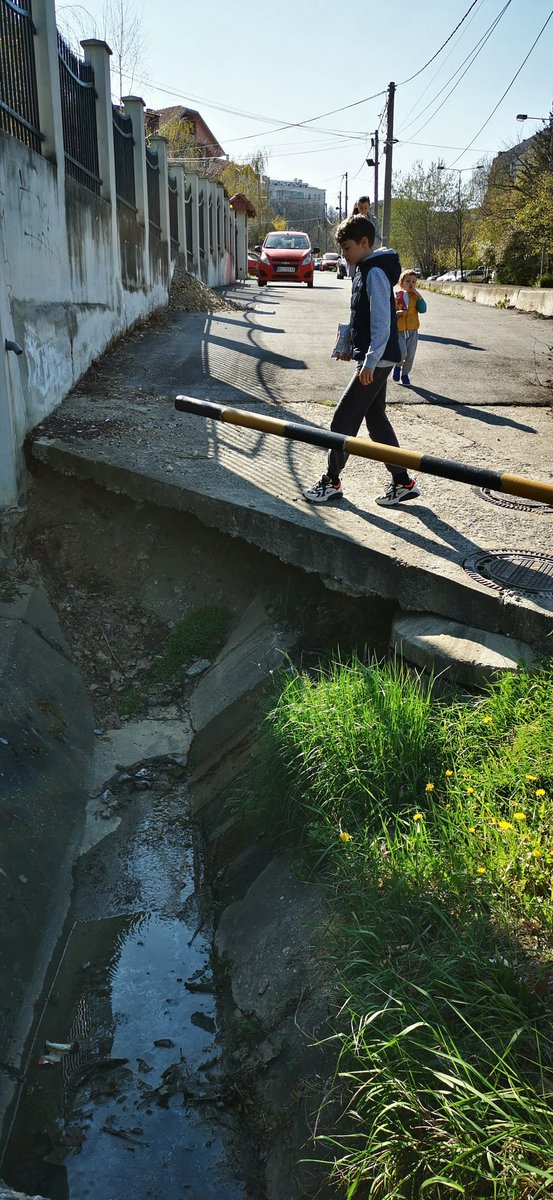 zoransuka's tweet photo. @prijavi_problem  zapusena kanalizaciona instalacija u Matice Srpske ispred broja 67. Vec vise od mesec dana. Druga zaraza nam ne treba. https://t.co/bDlDLdxGKn