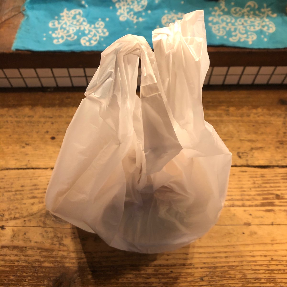 gyu0302's tweet photo. 【ほしぐみのテイクアウトの考え方】
いろいろ試行錯誤しましたが、たくさんの不慣れなお弁当や新しい開発をするよりも「ほしぐみが開いていたら1番食べたいものを出来るだけ工夫して店と近い状態で食べてもらうこと」を大事にします。

塩煮込み ¥500(税込)
柚子胡椒トースト 1枚¥50(税込) 
(続く) https://t.co/PWrsP5lKMI