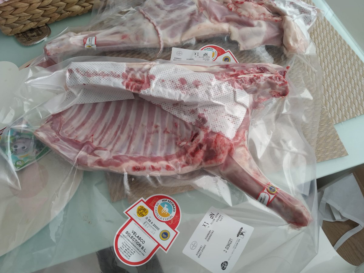 sarabg82's tweet photo. En casa de mis amigos @Ricarpucela ya ha llegado materia prima 😜 de la buena! Te apuntas?? #consumelechazo 🐑 https://t.co/TU0h2es3by