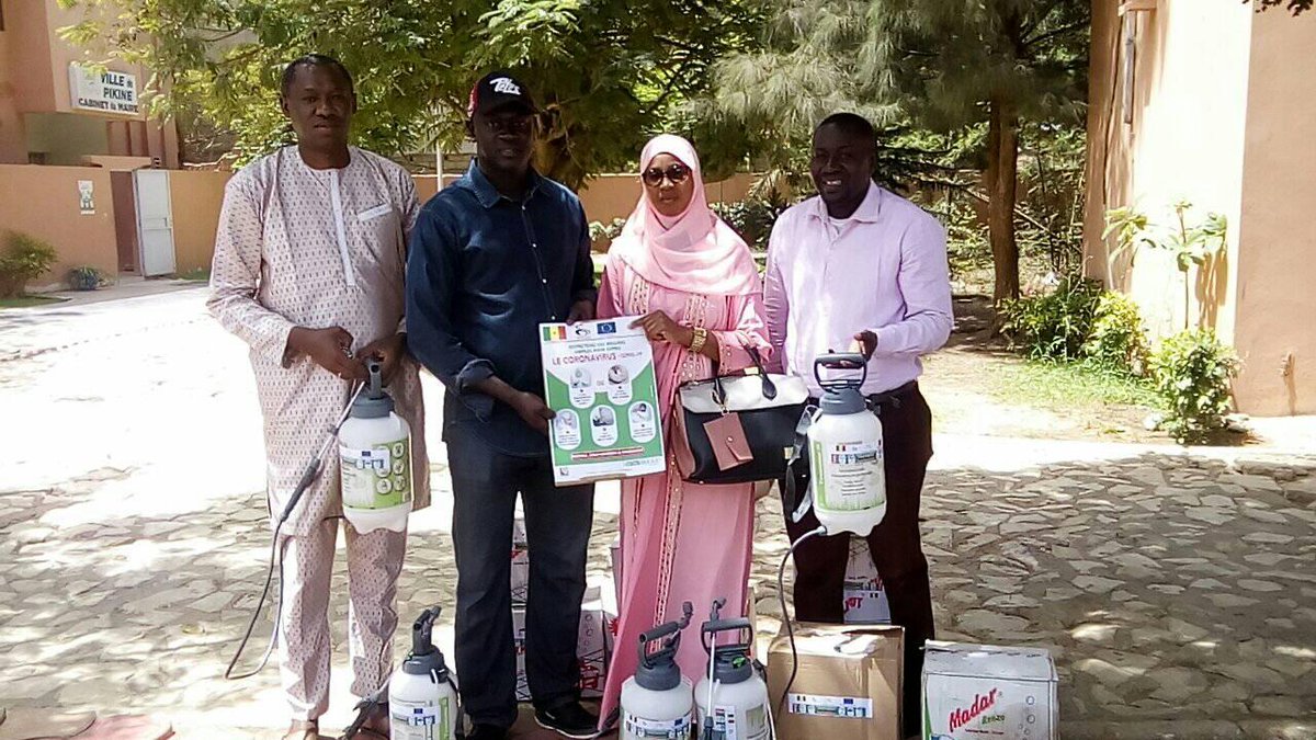 PicepPikine's tweet photo. Le projet @PicepPikine financé par @UEauSenegal dans le cadre de la @CoMOSSAfrica: remise lot de matériels dans le cadre de la lutte contre le COVID-19 à la ville de Pikine en présence de Madame Péne, directrice #DASSE
@AIMFrancophones @ICLEI https://t.co/0wxHf6NCaR
