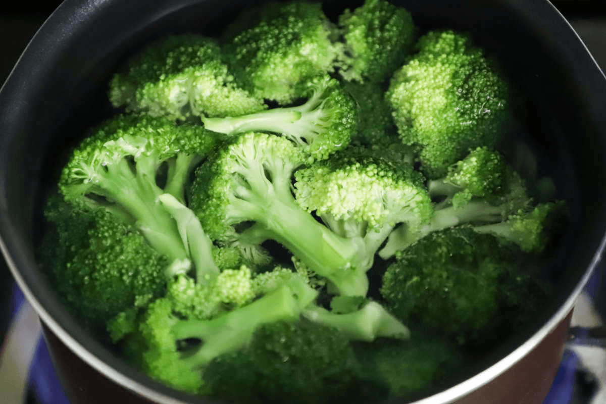 MoveNutrition's tweet photo. Do you eat #GreenVeggies because you enjoy them?😋Or because they’re good for you? 😝The secret's in how you cook them. #Don'tRuinVeggiesInTheKitchen. Cook them perfectly and you’ll pile your plate high – all their goodness will be a bonus! Find out how 
https://t.co/Vbp6HAiRFl https://t.co/2baqpROb7U