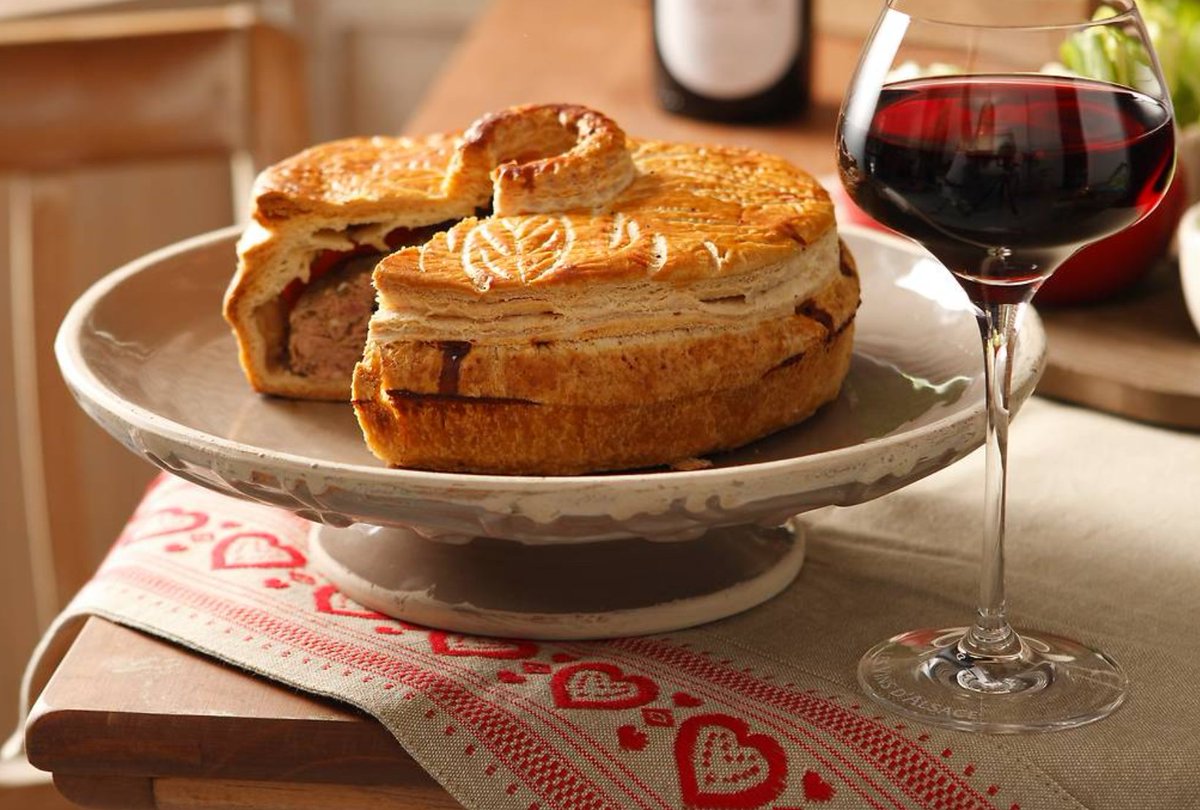 AlsaceWines's tweet photo. What do you enjoy eating with our Grape of the Week, Alsace Pinot Noir?!

#DrinkAlsace https://t.co/C4ulIUywY4