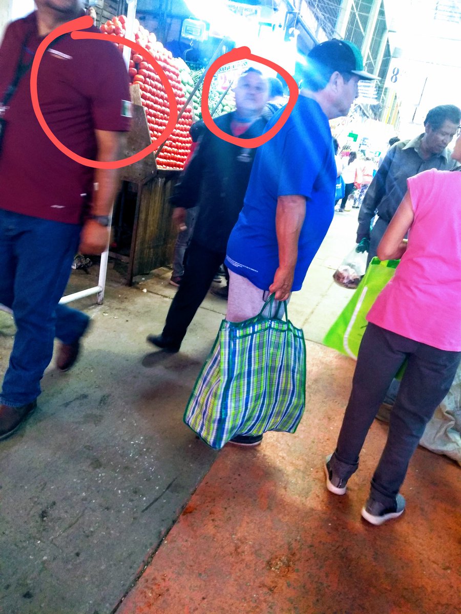 Nieto27258230's tweet photo. Los de #profeco en central de abastos de Tultitlán sin ningún tipo de proteccion, dando el ejemplo! No se puede apreciar pero esta atascado de gente  todos los días y la gente sigue sin cuidarse! iluso el presidente y el que diga que el pueblo de México se está cuidando! https://t.co/JyaNbmyvLk