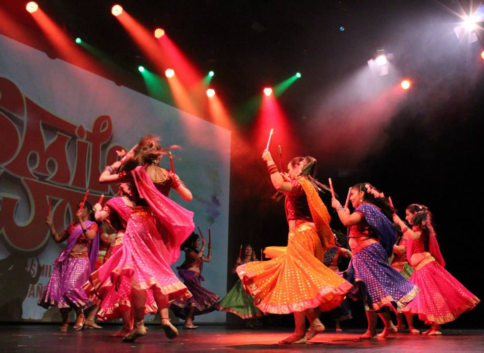 Sonrisasdbombay's tweet photo. Hoy nos apetece un poco de ¡marcha!. Y en #SonrisasdeBombay no puede ser de otra manera que con un poco de Bollywood. Clicad aquí y os aseguramos una tarde de baile con aroma indio :) https://t.co/NNQFBkibVD #ClubMasala #DancingGanesh #RetoBollywood #YoMeQuedoEnCasa https://t.co/tfvAh68Rss