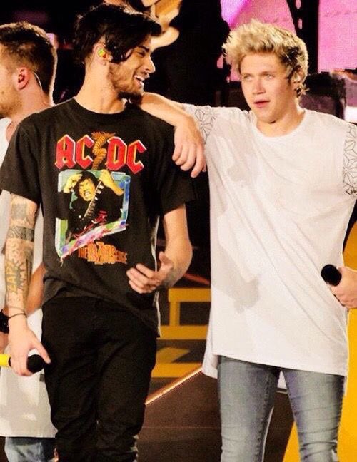 look how zayn smiles at niall