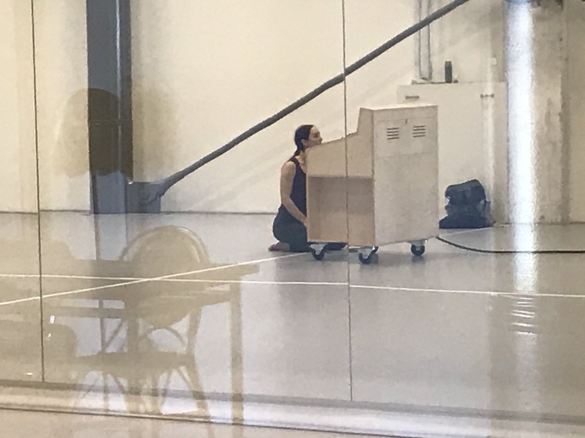 ConnyJanssen's tweet photo. Danseres #AdiAmit werkt in de studio aan haar solo
En ik kan alleen maar vanachter glas naar haar kijken ...
#MonumentinSolitude #keepmoving https://t.co/skiU8QiuuA