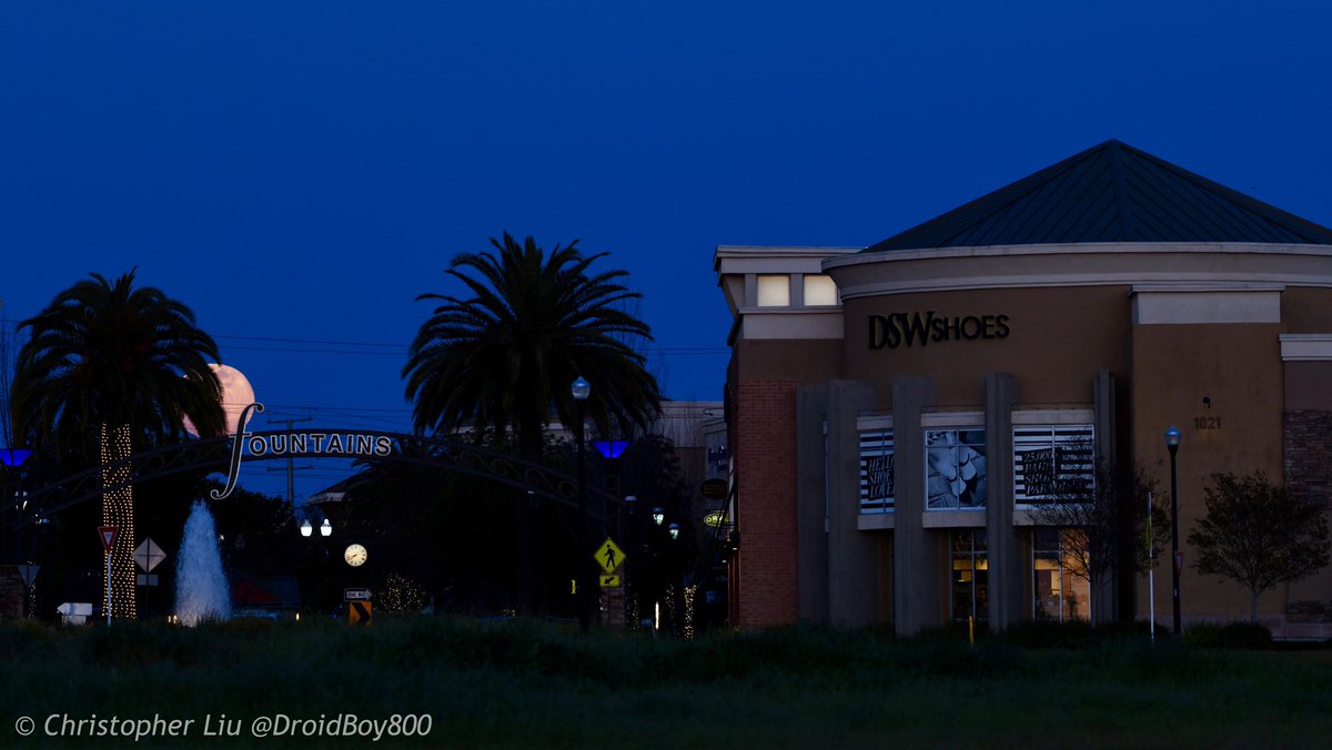 DroidBoy800's tweet photo. Full Moon Rise Over the Fountains in Roseville, CA. Tue 4/7 @ 7:45 pm.
.
#April #FullMoon #PinkMoon #SuperMoon #RosevilleCA #VisitSacramento #MySacramento #Nikon https://t.co/gMlp5Ut4mI