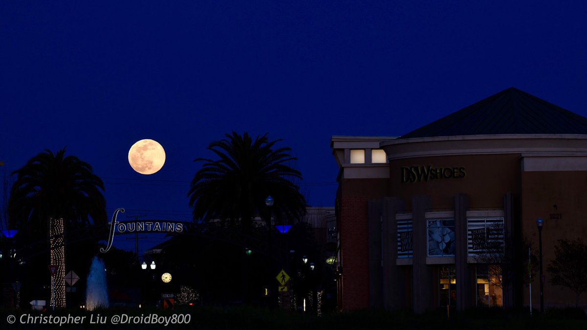 DroidBoy800's tweet photo. Full Moon Rise Over the Fountains in Roseville, CA. Tue 4/7 @ 7:45 pm.
.
#April #FullMoon #PinkMoon #SuperMoon #RosevilleCA #VisitSacramento #MySacramento #Nikon https://t.co/gMlp5Ut4mI