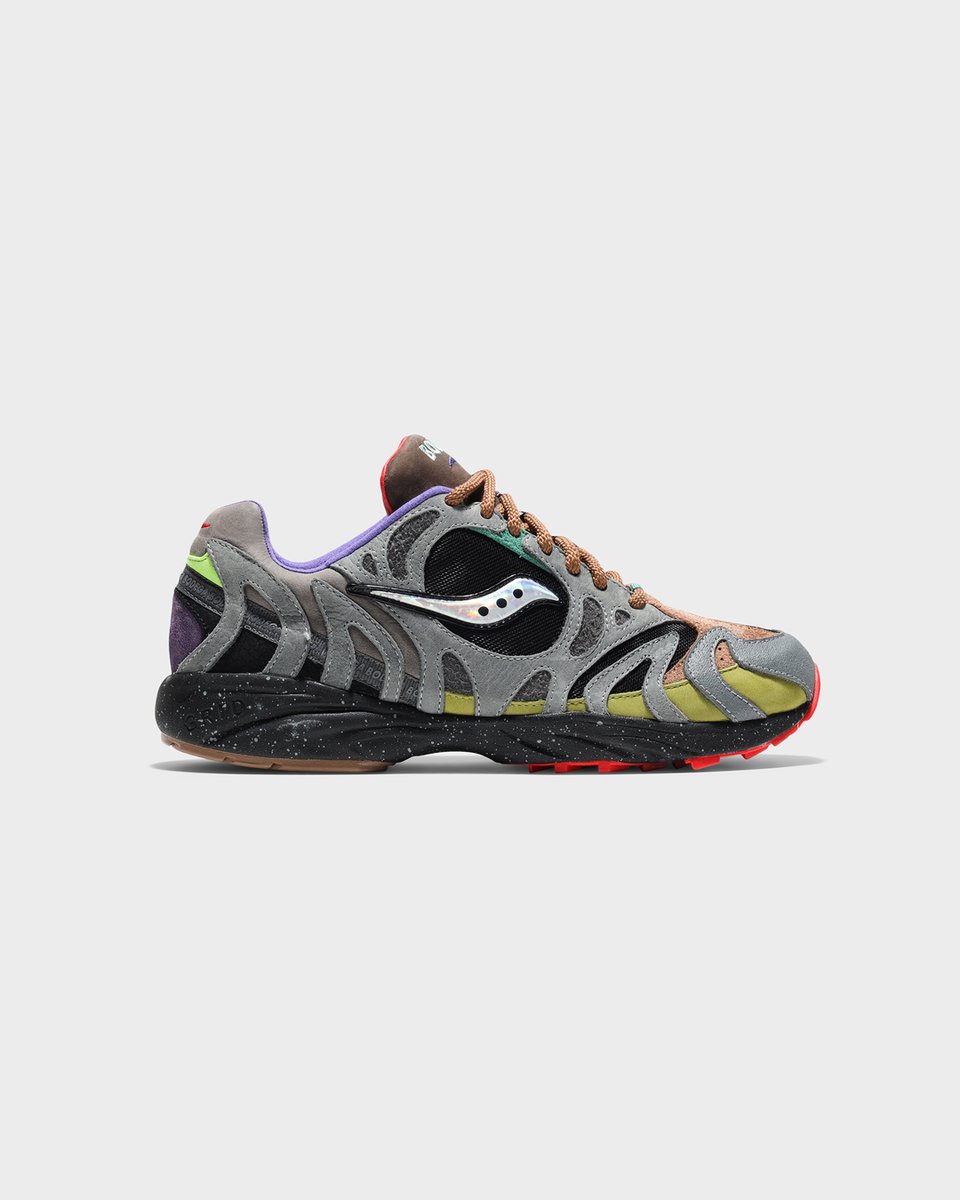 bodega's tweet photo. The Bodega x Saucony Grid Azura 2000 "Ever Ready" ($140) + accompanying apparel are now live online - https://t.co/vWOjS73AjB - #saucony #bodegaxsaucony #bodega #bdgastore https://t.co/fDirg7Ty6Y