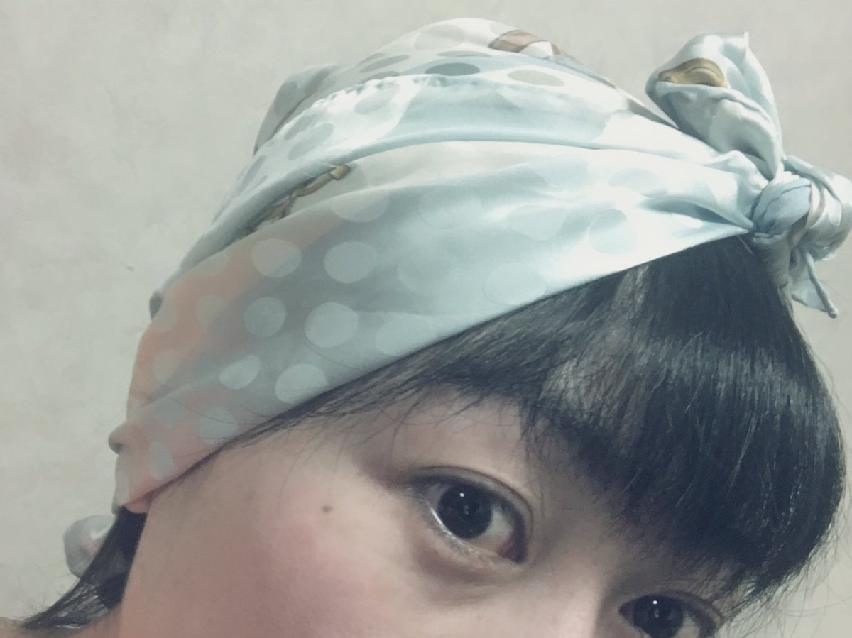 荻窪えき X Quest בטוויטר 先日のクエスト会議でシルクナイトキャップが凄くいい という話を聞きまして ほんとか と半信半疑で調べたら結構なお値段 なのでとりあえず手持ちのシルクスカーフ巻いて寝てみたらまぁ驚きのツヤ ほんとでした 疑ってすみません