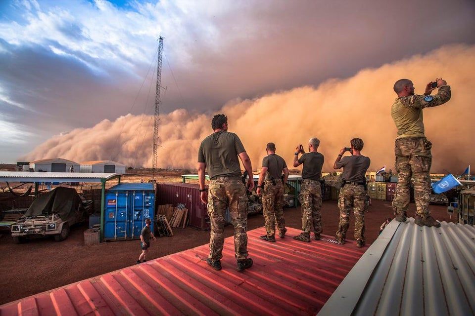 libraryofwar's tweet photo. #Dutch #KCT operators in #Mali just before an incoming. #Commandotroepen #specialoperations #libraryofwar https://t.co/Vh13O1e9Ye