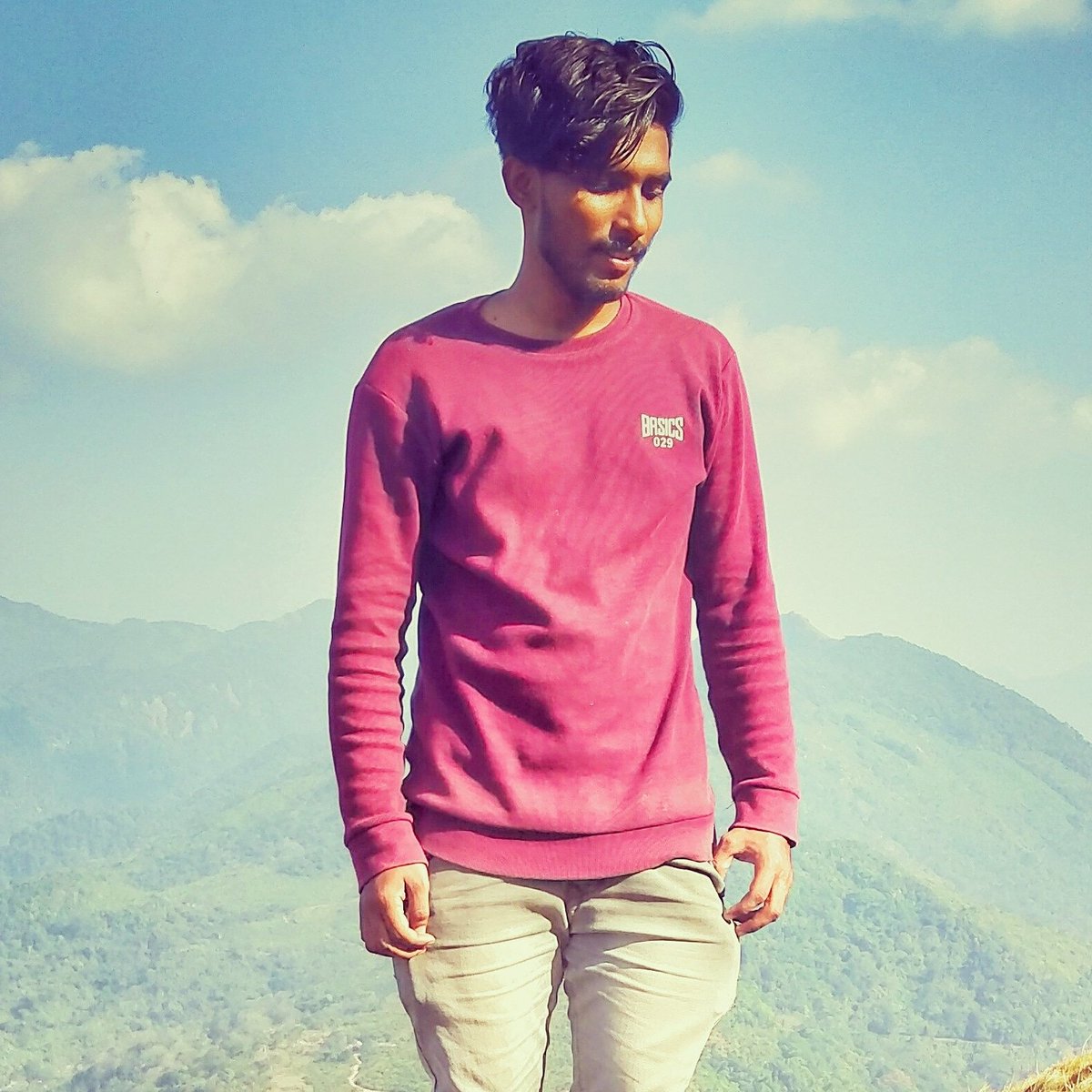 PRANAVHARI12's tweet photo. Searching something on the hill top
#Travellers #chilllife #memories https://t.co/A5eyh6ywSK