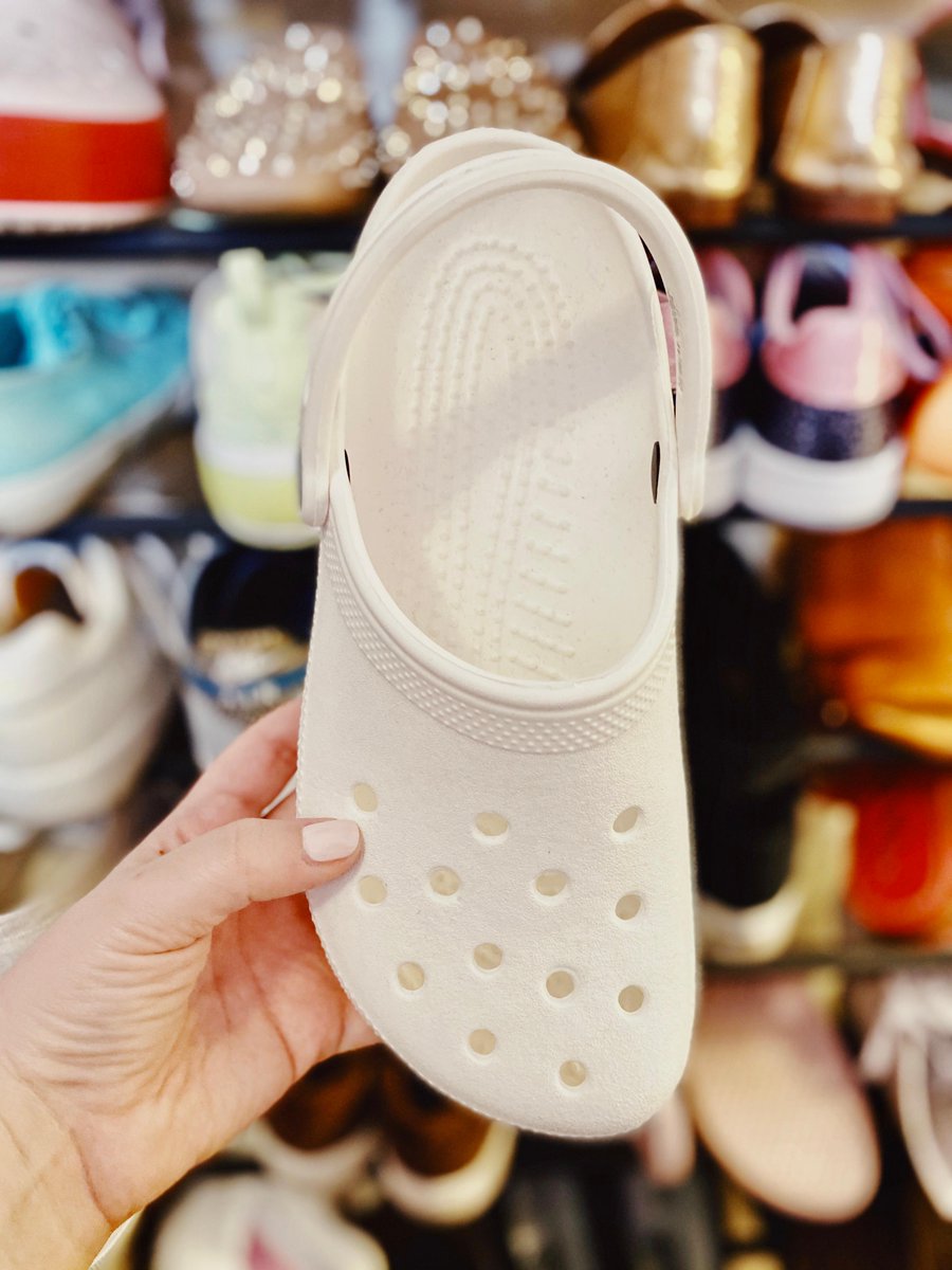 does famous footwear have crocs