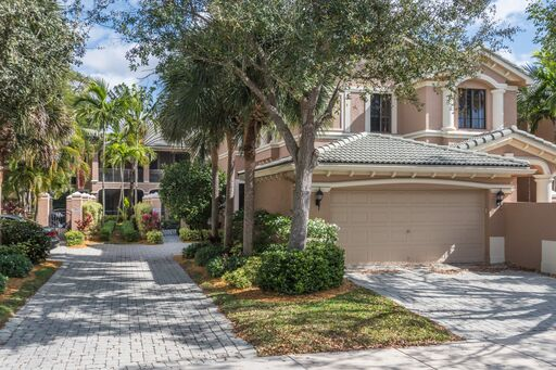 SklarTeam's tweet photo. #ActiveListing in Weston! 2800 Center Court Dr | 3 beds 2 baths | Looking for a mint coach home walking distance to The Club at Weston Hills. This is it. Original owner has maintained this home with true pride of ownership. Some of these photos have been virtually staged. https://t.co/J8qwXi3VHG