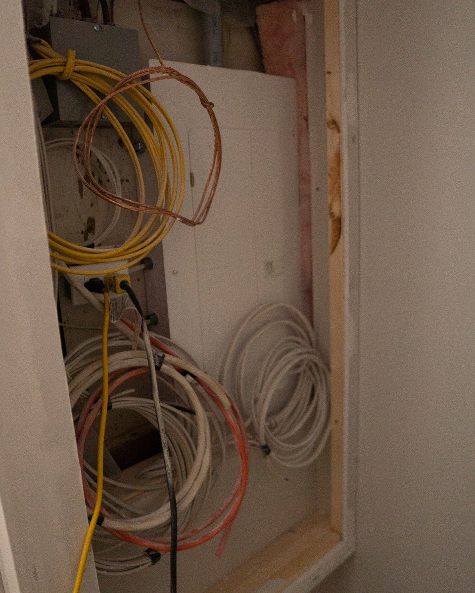 ContractingJack's tweet photo. Hey folks. Most of the finishing at Sullivan involves electrical. Its a good practice to work off of a service plug until everything is in to avoid any accidents with wires.

#renovation #paint #basementsuite #duplex #generalContractor #StCatharines #Ontario #Niagara https://t.co/Iao1ta0Eaj
