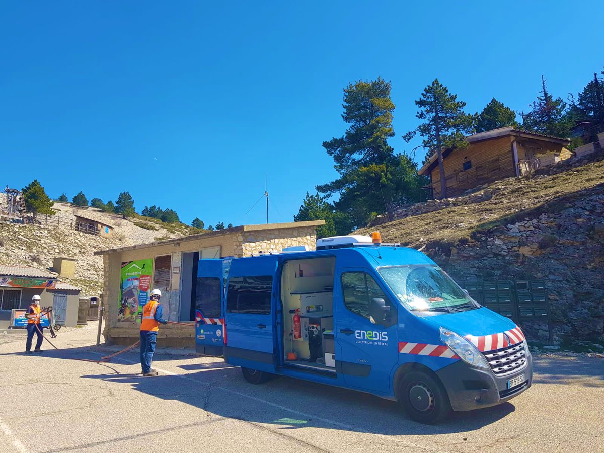 EnedisRegionSud's tweet photo. #EnDirect ⚡️
Christophe et Romain interviennent dans le cadre des #ServicesEssentiels 🚐
➡️ Ici c’est une recherche de défaut sur un câble électrique 2️⃣0️⃣0️⃣0️⃣0️⃣ volts avec le #camionlabo sur le parking du Chalet Reynard en haut du Mont Ventoux⛰
#herosduquotidien #ServicePublic https://t.co/2qmWLiLTNR