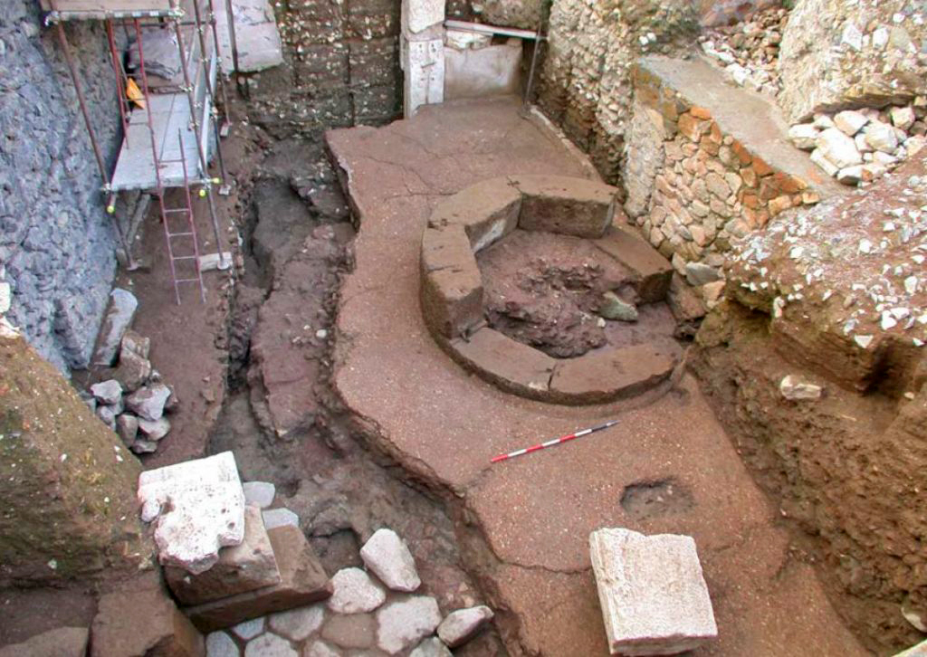 Intriguingly, excavations in 2002 proved this was not the first fountain to have stood on the site. Remains of a smaller fountain from the Augustan age were revealed 6 metres below ground level, lost under the ruins of the Great Fire and building of Nero's Domus Aurea.  #LostRome