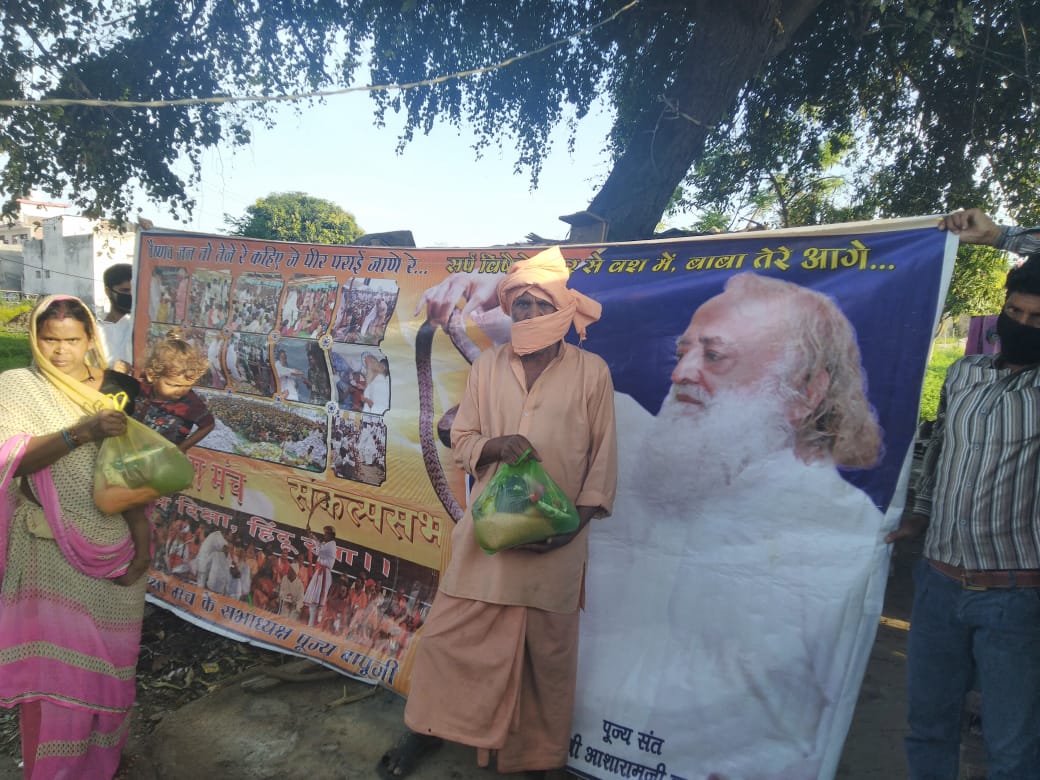rgoswami99's tweet photo. कोरोन�� lockdown के कारण कुछ घरों में राशन न होने से हो रही दिक्कतों को दूर करने में Sant Shri Asharamji Bapu YSS जम्मू जुटे हैं। #आशारामजी_आश्रमों_द्वारा_कोरोना_सेवा https://t.co/SgWeFuhD5B https://t.co/KSDZPybuAm
