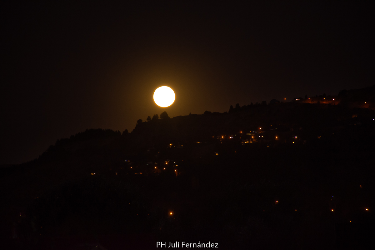 ApartLaBora's tweet photo. Super Luna Rosa de anoche en #SanMartindelosAndes. La viste? Desde donde? Contanos!!
.
.
.
.
.
#aparthotellabora #patagoniaargentina #superluna #superlunarosa #luna #moon #patagonia #montaña #belleza #fotografianocturna #noche #belleza #naturaleza #fotografiadepaisaje https://t.co/MHuHSh0D1M
