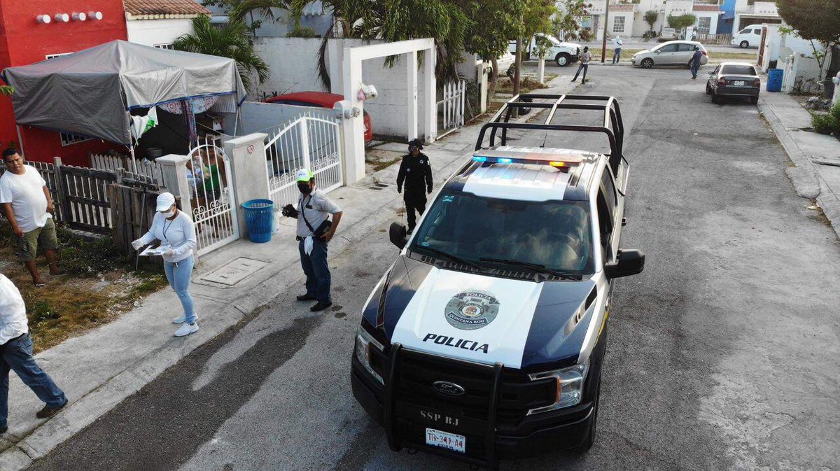 SIPSENOTICIAS's tweet photo. #SNCUN Continúa la entrega de despensas en diversas regiones de Cancún, se invita a la población a quedarse en casa y ser paciente.
📸: ESCUADRON AZOR https://t.co/AeHpoT3n1M