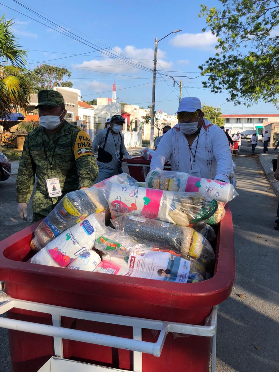 SIPSENOTICIAS's tweet photo. #SNCUN Continúa la entrega de despensas en diversas regiones de Cancún, se invita a la población a quedarse en casa y ser paciente.
📸: ESCUADRON AZOR https://t.co/AeHpoT3n1M
