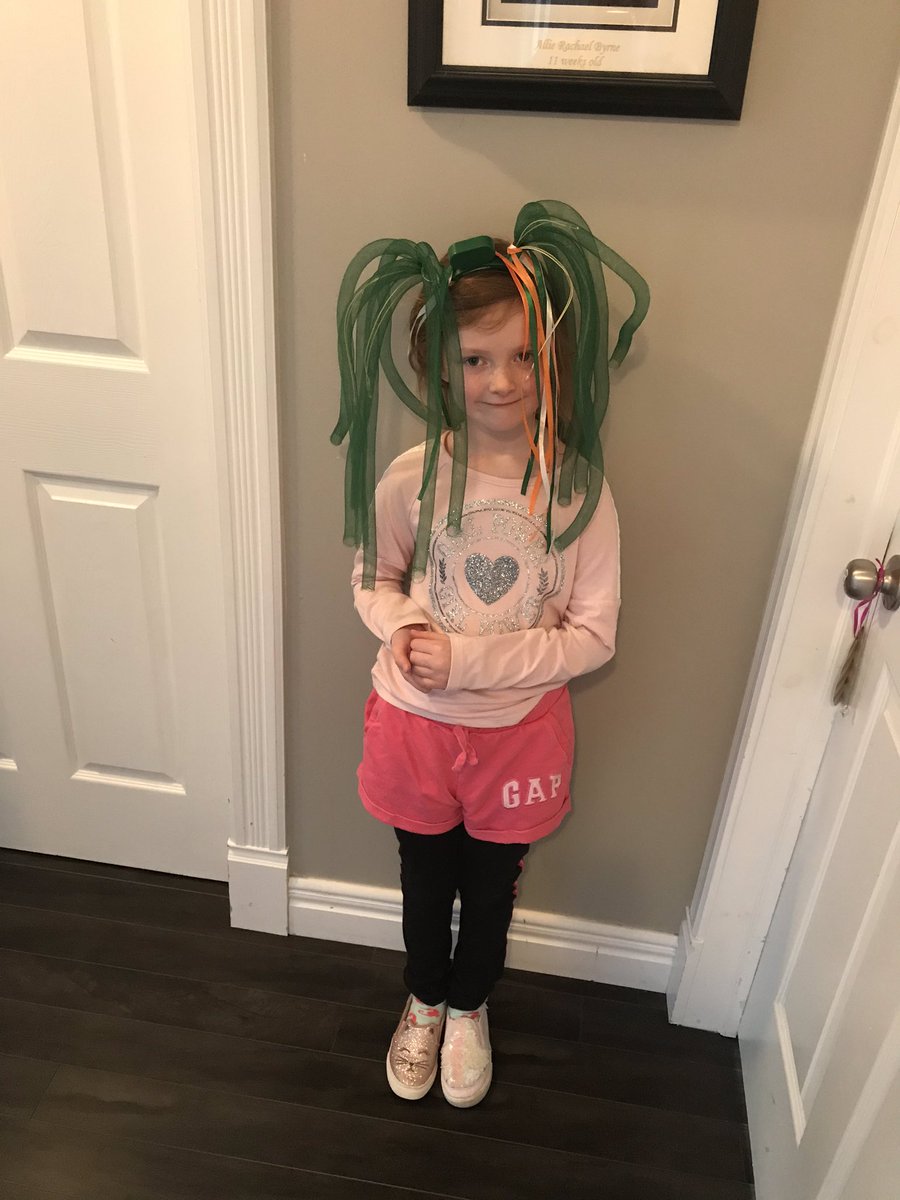 AimeeBrazil1's tweet photo. Odd shoes, shorts and pants and a wacky headband for Wacky Wednesday @sa_elementary https://t.co/9FuUGjtZmy