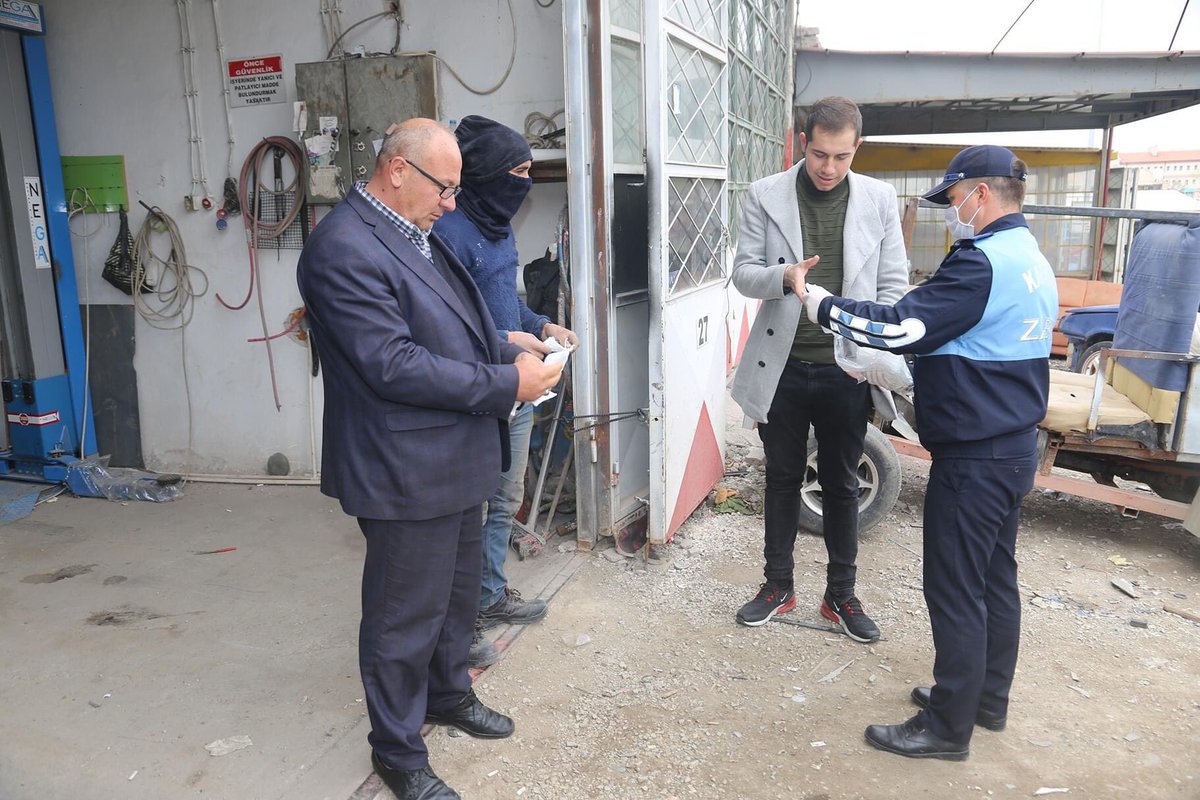 BELEDİYE SANAYİ ESNAFINA MASKE DAĞITTI
   
Karaman Belediyesi, koronavirüs salgınından korunmaları için Yeni Sanayi Sitesindeki esnaflara ücretsiz maske dağıttı.
   
Koronavirüs tedbirleri kapsamında Karaman Belediyesi’nin vatandaşlara yönelik ücretsiz maske dağıtımı devam ediyor