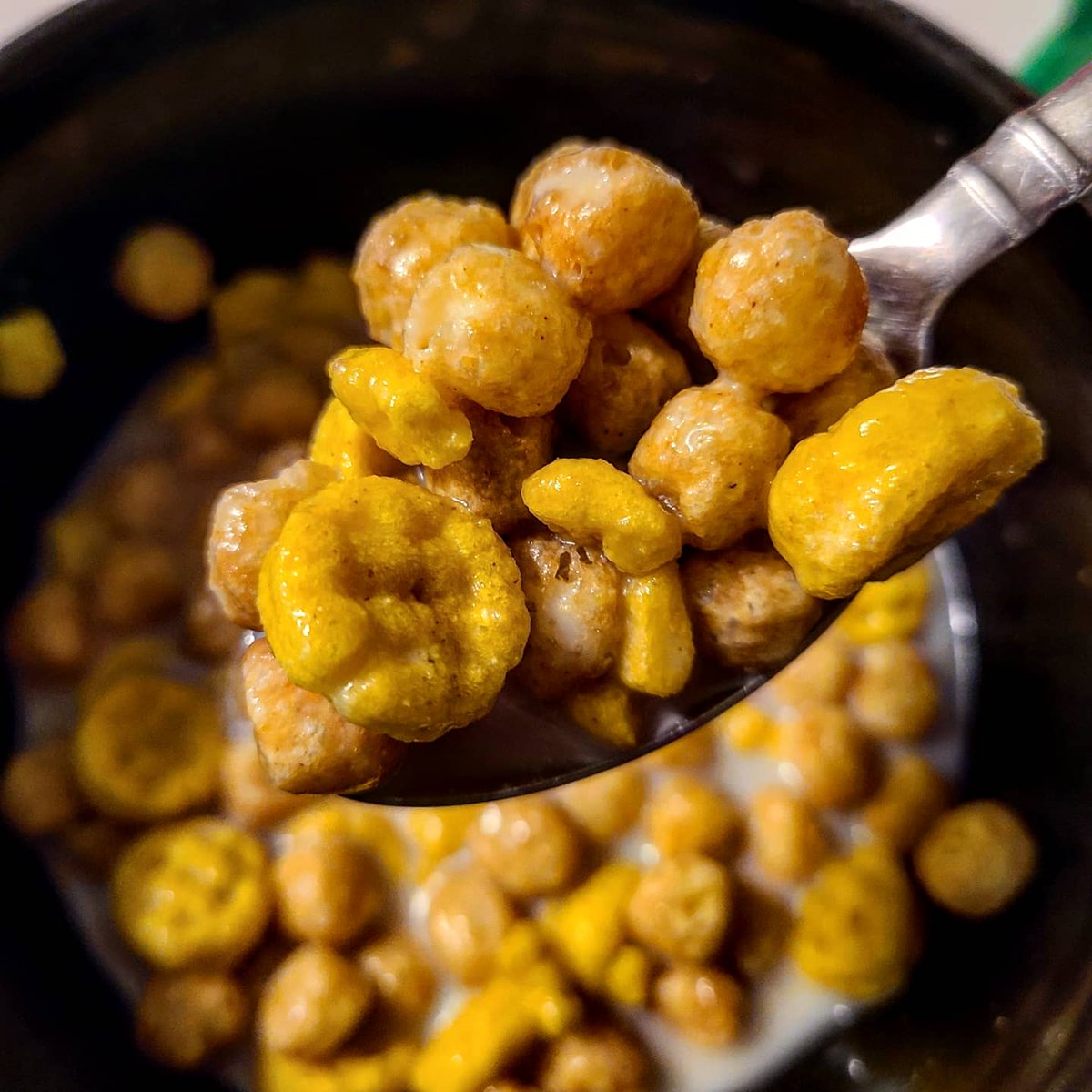 CerealSnob's tweet photo. Mix these two cereals and you'll be so happy.  #eggo #pbcrunch https://t.co/YOmF76cktq