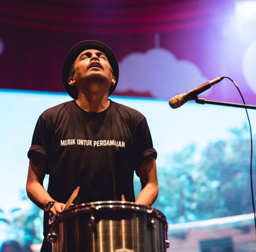 kambingbor's tweet photo. Musik untuk perdamaian. 

Selamat jalan, Glenn Fredly. https://t.co/BEhQKwpvD6