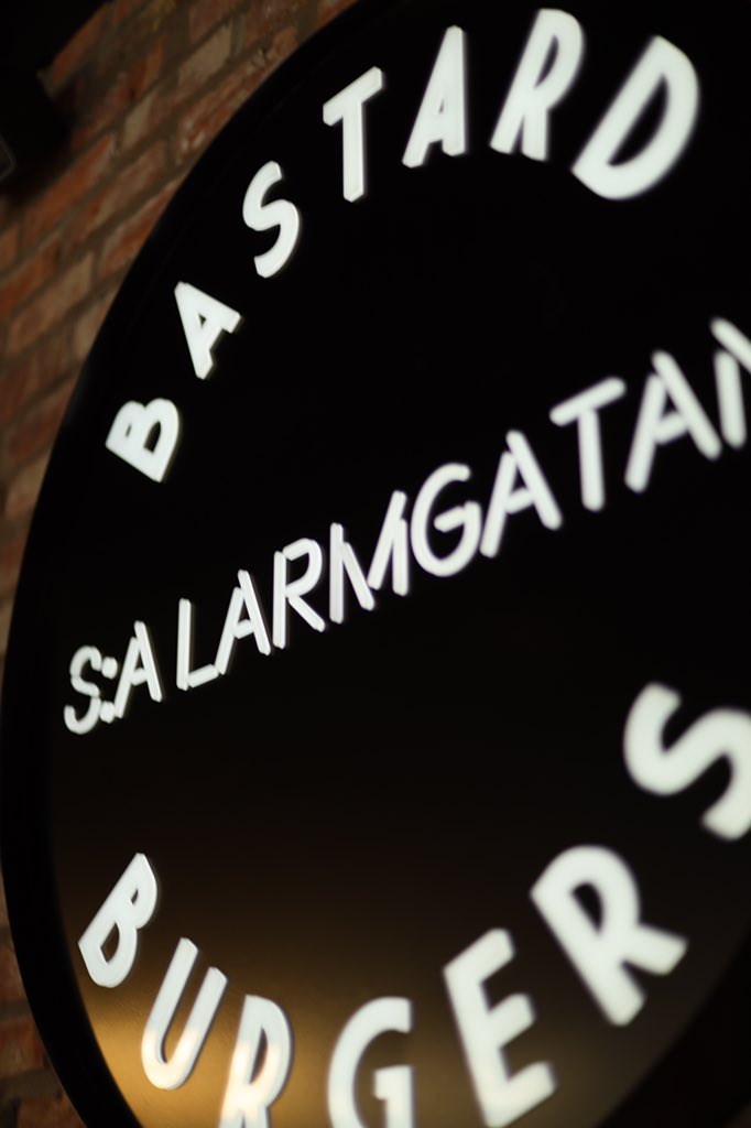 Wallenstam_AB's tweet photo. Välkommen till oss! Idag slog Bastard Burgers upp portarna på Södra Larmgatan 11 i Göteborg.

#välkommen #nylokal #wallenstam https://t.co/Tb2n9bTQi0