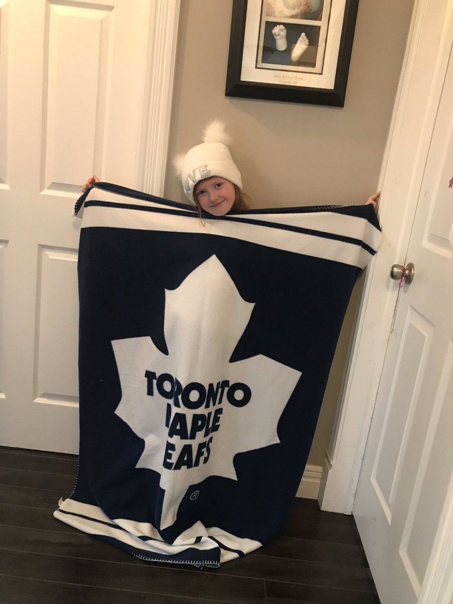 AimeeBrazil1's tweet photo. Didn’t have a jersey, so here’s Allie with our favourite team blanket! @smrhbellisland https://t.co/pni5hGo2Ot
