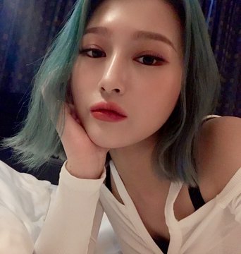  #V  #SIYEON - bitchy vibes- actually sweet- look good with any hair colour- amazing vocals- invented stage presence