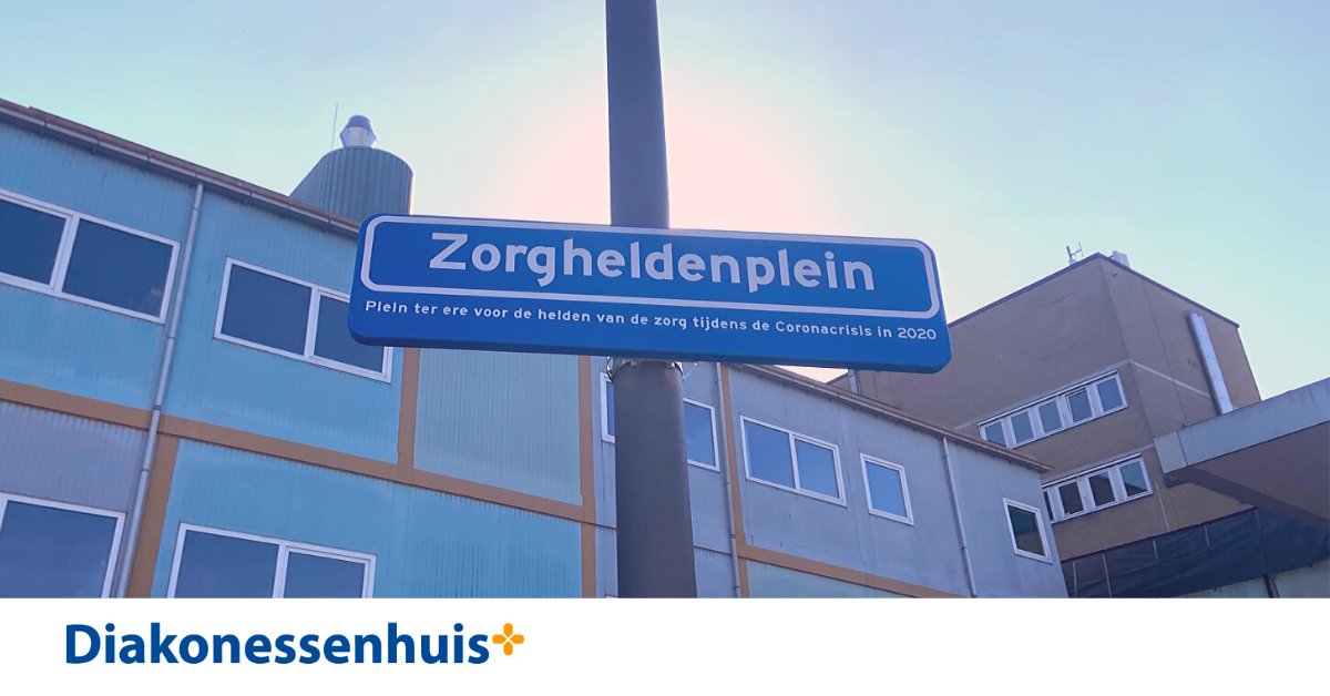 Het plein voor onze hoofdingang in Utrecht is omgedoopt tot Zorgheldenplein. Bordenmaker Arie Koot hing dit bord op om onze collega’s te bedanken voor hun werk. Een steuntje in de rug, elke keer als onze collega’s het ziekenhuis in- en uit gaan. Lees meer bit.ly/rtvu-zorghelde…