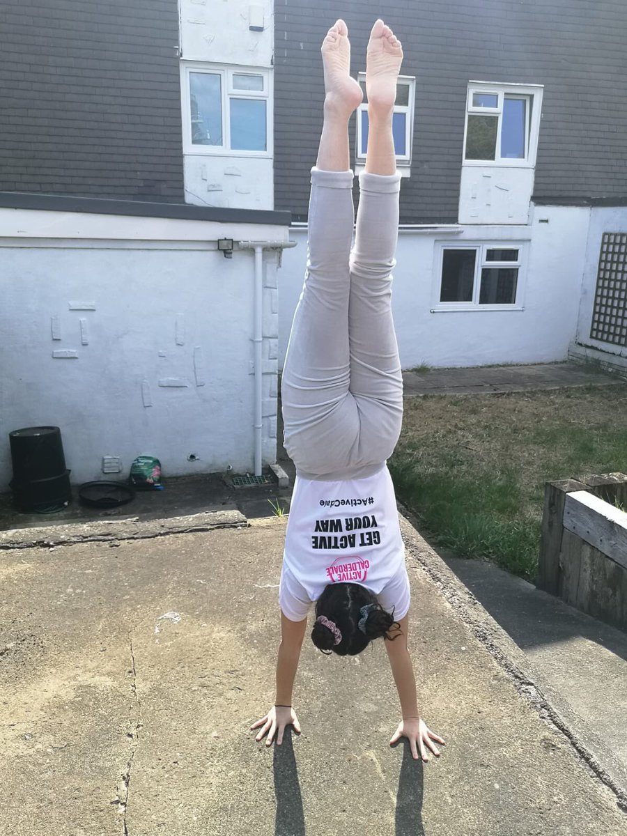 ShaniaBoom's tweet photo. Handstands in the sun ☀️ Ooo she’s still got it...ish! #StayInWorkOut #ActiveCdale #GetActiveYourWay https://t.co/aA9aKnEWAH