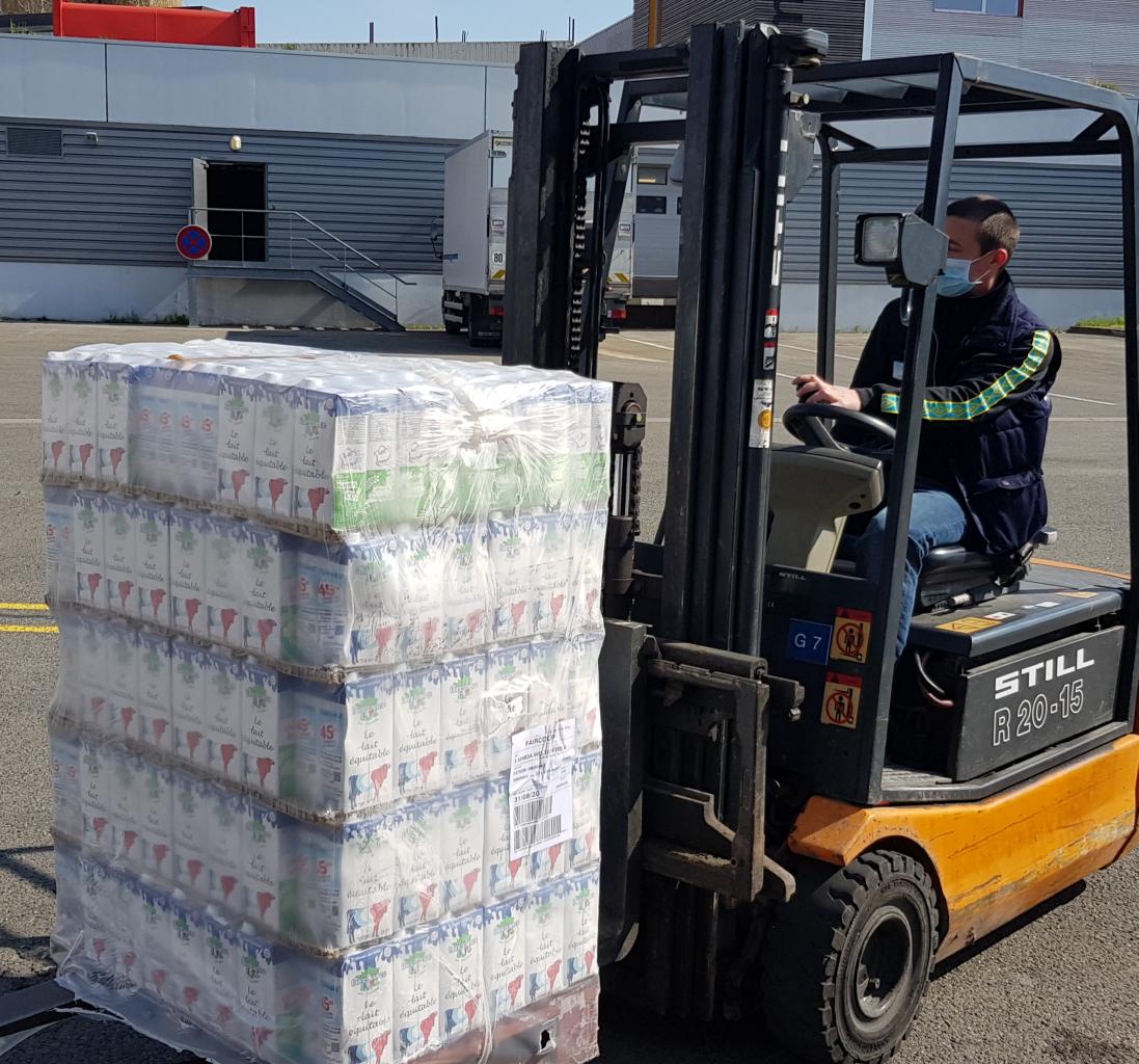olivierjarde's tweet photo. Merci à Michel Billaud et à #laitequitable pour son don de lait au @CHUAmiens @GaetanPRISSETTE @F_V_M @ThibauldEnfroy @Maxgignon @DeroussenF @FabienSaint1 @RichardGouron @SlamaMichel1 @lefrancmi @MickaelAubignat @Seb_Delescluse https://t.co/2exON52ZEY